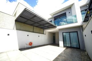 a view of a house with a large window at Sobrado com Jacuzzi Aquecida 10 minutos Centro in Foz do Iguaçu