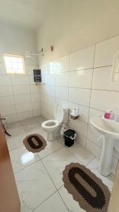 a bathroom with a toilet and a sink at Recanto Jatobá - Delfinópolis in Delfinópolis +7 photos