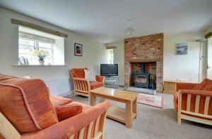 a living room filled with furniture and a fireplace at 2 Bed in Pickering oc-y012 in Pickering