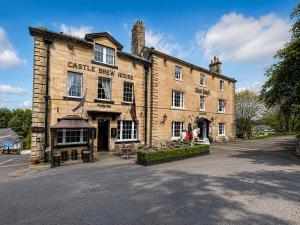 a large brick building with a castle east house at The Sun Hotel in Warkworth
