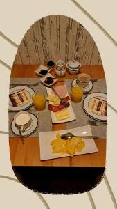 a table with plates and utensils in front of a mirror at Pension Müller in Barweiler