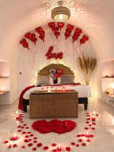 a bedroom with a bed with red roses and balloons at Le temple d'Aphrodite, Appartement avec SPA in Vienne +10 photos