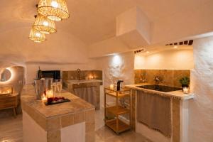 a large kitchen with a sink and a counter at Le temple d'Aphrodite, Appartement avec SPA in Vienne