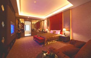 pokój hotelowy z łóżkiem i kanapą w obiekcie Noble Motel w mieście Taidong