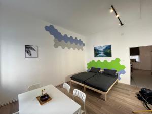 a bedroom with a bed and a table with chairs at 2 Minunten neben kaiserlichem Park, Zentrumnähe in Vienna