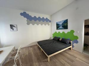 a bedroom with a bed and a desk in it at 2 Minunten neben kaiserlichem Park, Zentrumnähe in Vienna