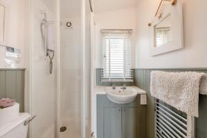 a bathroom with a sink and a shower at 2 Bed in Stoke Fleming oc-bc777 in Stoke Fleming +11 photos