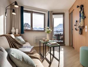 a living room with a couch and a table at Résidence Pierre & Vacances Capella in Avoriaz