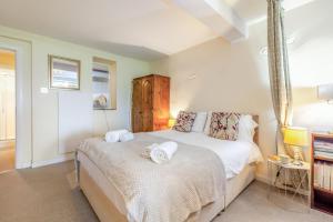 a bedroom with a bed with towels on it at 1 Bed in Keswick oc-28382 in Braithwaite