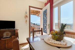 a dining room with a table with a bowl of fruit at Apartment Celeste - Isola D'elba in Portoferraio