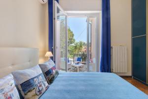 a bedroom with a bed and a view of a patio at Apartment Celeste - Isola D'elba in Portoferraio