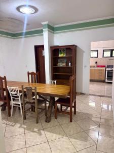a dining room with a wooden table and chairs at Quarto suíte privativo em campinas para até 3 pessoas in Campinas