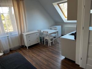 a kitchen with a table and a table and chairs at City Center Szczytno III in Szczytno