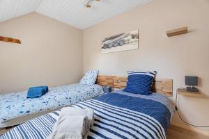 a bedroom with two beds in a room at Maison - Le Clos Des Pommiers in Pleudihen-sur-Rance