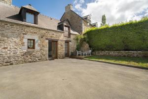 a stone house with a driveway in front of it at Maison - Le Clos Des Pommiers in Pleudihen-sur-Rance