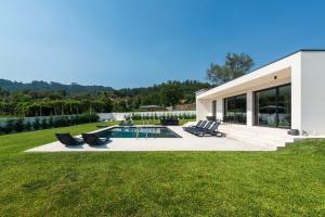 a house with a swimming pool in a yard at Casinha da Ribeira in Vila Verde