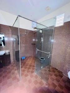 ein Badezimmer mit Dusche mit Glastür in der Unterkunft MBH hotel in Tatārsar + 10 Fotos