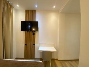 a room with a bed and a tv on the wall at Hotel Merendón Express in San Pedro Sula +19 photos