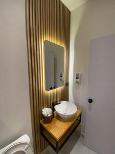 a bathroom with a sink and a mirror at Hotel Merendón Express in San Pedro Sula