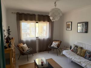 a living room with a couch and two chairs at Humen apartamento T2 in Tavira