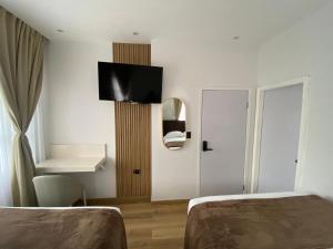 a bedroom with a bed and a desk and a chair at Hotel Merendón Express in San Pedro Sula