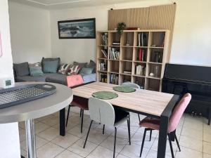 a living room with a table and a couch at APPARTEMENT CONLEAU VANNES avec JARDIN PARTAGE in Vannes +7 photos