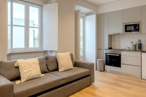 a living room with a couch and a kitchen at CapeTown Marula 1BR apartment in Caparica