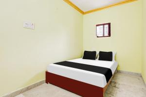 a bedroom with a bed in a room at Hotel O V Guest In in Guntūr
