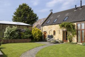 an external view of a house with a lawn at Norton Subedge Barn in Mickleton