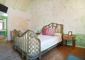 a bedroom with a bed and a wall with wallpaper at Guest house SAL E PEDRA in Villanueva de Arosa