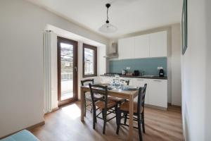 a kitchen with a table and chairs in a room at Casa Lidia in Villaretto