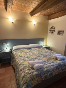 a bedroom with a bed with two towels on it at Affittacamere Castelmanardo in Amandola
