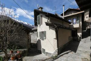 a white house with snow on the roof at Casa Lidia in Villaretto