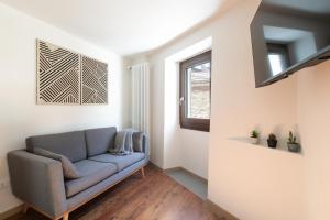 a living room with a couch and a window at Casa Lidia in Villaretto