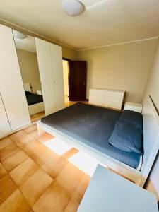 a bedroom with a large bed in a room at Mamisà 4 - appartamenti e camere private con bagno in Schio +16 photos