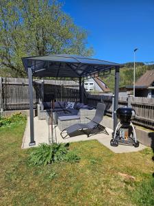 a barbecue grill and a gazebo in a backyard at Ankommen und loswandern Familien und Hundeurlaub im Hochschwarzwald Ferienwohnung Haus Maria in St. Blasien