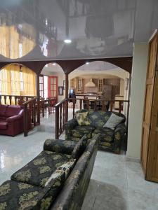 a living room with a couch and a table at Hostal Las Molas in Volcán +1 photo