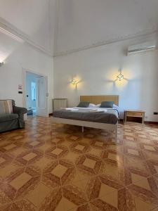 a large bedroom with a bed and a couch at Naturalis Historia Meta in Meta