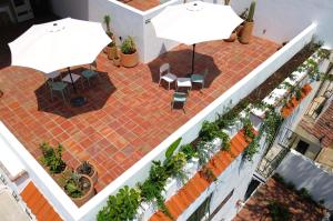 an overhead view of a patio with two tables and an umbrella at Hospedarte Central Hotel in Guadalajara