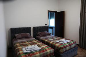 two beds sitting next to each other in a room at KapaCasa in Villanova