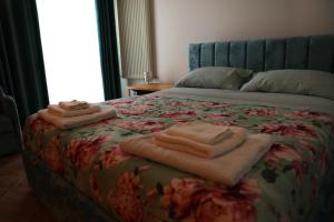 a bedroom with a bed with towels on it at KapaCasa in Villanova +25 photos