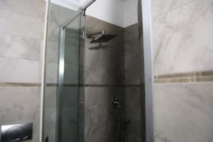 a shower with a glass door in a bathroom at KapaCasa in Villanova