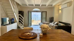 a living room with a table with a starfish on it at Appartamento Zu fronte lago con piscina in Fonteno