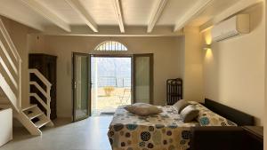 a bedroom with a bed and a large window at Appartamento Zu fronte lago con piscina in Fonteno