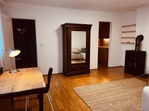 a living room with a table and a mirror at Urlaub in den Bergen in Puchberg am Schneeberg