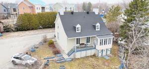 an aerial view of a white house with a car at Maison meublée et équipée, clé en main pour séjours 31 jours et plus! in Quebec City