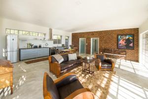 sala de estar con sofás y cocina en Amberg Country Estate, en Paarl