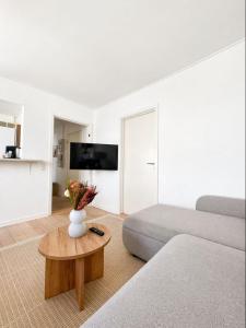 a living room with a couch and a table at Hyggelig, lys og centralt lejlighed in Esbjerg
