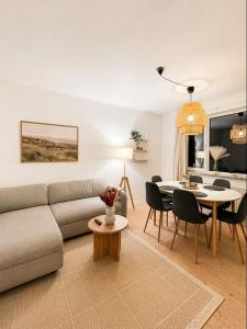 a living room with a couch and a table at Hyggelig, lys og centralt lejlighed in Esbjerg