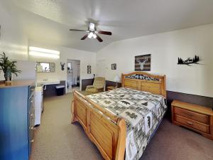 a bedroom with a bed and a ceiling fan at Mountain View Buck Deer Cabinette in Alto